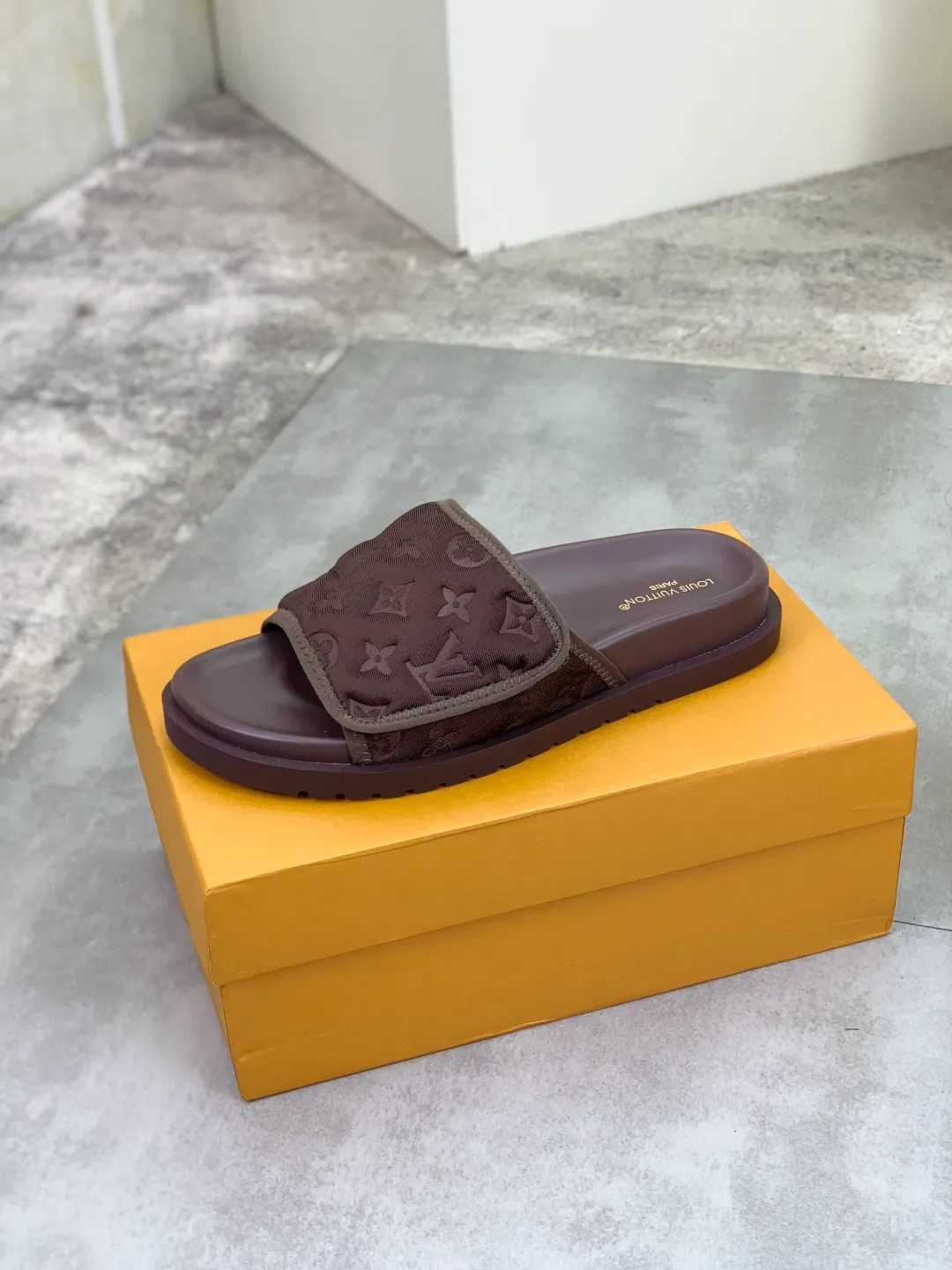 Men's shoes 💰P320 💰[New style]🆘 Original quality [LOUIS VUITTON] The popular Louis Vuitton LV men's slippers on the official website are on sale simultaneously! Original fabric imported from Italy, original factory special supply, code number: 38-44 (45 customized), many colors available